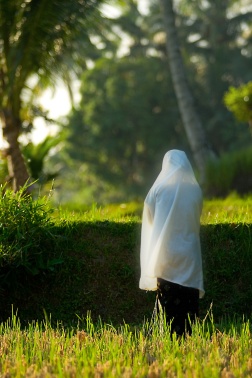 mataram_lombok_indonesia_muslim_woman_praying_rice_terrace